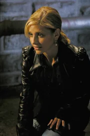 Buffy (Sarah Michelle Gellar) geht zu einem Dinner mit Principal Wood. W&auml;hrend ihres Gespr&auml;chs erkl&auml;rt er ihr, dass er der Sohn einer J&auml;gerin ist, die in New York get&ouml;tet wurde.