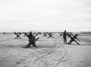 D-Day am 6. Juni 1944: Die britische 2. Armee bereiten sich darauf vor, zwei der vielen Strandhindernisse zu zerst&ouml;ren, die den Vormarsch einer Invasionsarmee behindern sollen  +++