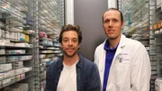Tobi mit Apotheker Clemens hinter den Kulissen einer Apotheke: Zwischen den Regalen des Verkaufs- und Sortierautomat für Medikamente Tobi mit Apotheker Clemens hinter den Kulissen einer Apotheke: Zwischen den Regalen des Verkaufs- und Sortierautomat für Medikamente