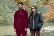 Nicky (Mawaan Rizwan, l.); Kim Noakes (Maisie Williams, r.)