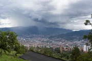 Medellín, Kolumbien: tagsüber eine schöne Stadt in traumhafter Landschaft, nachts eine gefährliche Drogenmetropole. Medellín, Kolumbien: tagsüber eine schöne Stadt in traumhafter Landschaft, nachts eine gefährliche Drogenmetropole.
