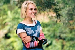 Jess hat den Ruf, der schnellste L&auml;ufer seiner Schule zu sein. Bis er auf Leslie (Anna Sophia Robb) trifft, die mit ihren Eltern neu in den Ort gezogen ist. Aber Leslie l&auml;uft nicht nur schneller als er, sondern beeindruckt ihn auch mit ihrer &uuml;bersch&auml;umenden Fantasie ...