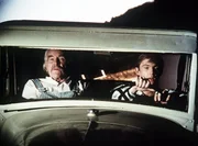 John-Boy (Richard Thomas, r.) versucht seinem Großvater (Will Geer, l.) klarzumachen, dass man ihn nur aus Sorge von seinen täglichen Arbeiten entlasten wollte. Aber Sam bleibt stur - er fühlt sich abgeschoben. John-Boy (Richard Thomas, r.) versucht seinem Großvater (Will Geer, l.) klarzumachen, dass man ihn nur aus Sorge von seinen täglichen Arbeiten entlasten wollte. Aber Sam bleibt stur - er fühlt sich abgeschoben.