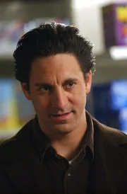 W&auml;hrend Max (Scott Cohen) Lorelais Gef&uuml;hlswelt durcheinander bringt, hat auch Paris mit einem Wirrwarr der Gef&uuml;hle zu k&auml;mpfen ...