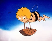 "Biene Maja", "Wie Maja einen Floh rettet." Es ist Herbst. Der erste kalte Tag bringt unsere Insekten in Verlegenheit. Maja findet einen neuen Freund, einen kleinen zitternden Floh namens Kitti. Das Flohmädchen ist schon ganz erschöpft, da sie lange nichts mehr zu essen bekommen hat. Maja päppelt Kitti auf.