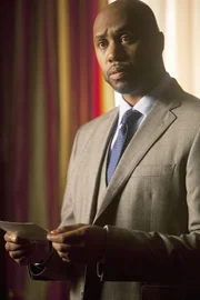 Der B&uuml;rgermeister Robert Weldon (Derek Webster) steckt in der Bredouille ...