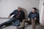 Alex Evans (Donald Faison, l.); Agent Ryan Brooks (Enver Gjokaj, r.)
