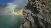 Das schwefelhaltige Wasser des Ijen Kratersees gilt als das größte Säurefass der Erde. Das schwefelhaltige Wasser des Ijen Kratersees gilt als das größte Säurefass der Erde.