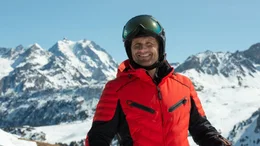 Der schmierige Gesch&auml;ftsmann Thierry Di Caprio (Alexis Michalik), ein ehemaliger Arbeitskollege von Antoine, will in Courchevel Immobiliengesch&auml;fte t&auml;tigen.