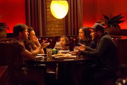 Paula (Carla Gallo, 2.v.l.), Jimmy (Ike Barinholtz, l.), Kelly (Rose Byrne) und Mac (Seth Rogen) schmieden einen Plan.
