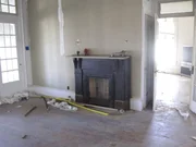 Eigentlich könnte dieser Kamin ein wunderschöner Ort sein, um es sich gemütlich zu machen, doch bis zu Chip und Joannas Ankunft war er lediglich eine verrußte Feuerstelle. Eigentlich könnte dieser Kamin ein wunderschöner Ort sein, um es sich gemütlich zu machen, doch bis zu Chip und Joannas Ankunft war er lediglich eine verrußte Feuerstelle.