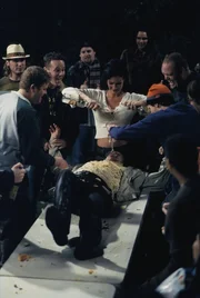 Hal (Bryan Cranston, liegend) muss auf einer Party einiges &uuml;ber sich ergehen lassen.