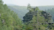 Das Elbsandsteingebirge entsteht &uuml;ber Millionen Jahre aus abgelagerten Sandschichten. Seine markanten Felsformationen und die einzigartige Landschaft ziehen jedes Jahr Tausende Besucher an.