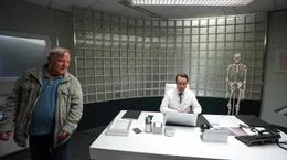 Axel Prahl (Thiele) und Jan-Josef Liefers (Boerne) am Set in der Pathologie.