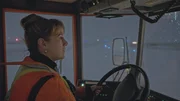 Susan Tremblay, Spezialistin f&uuml;r Flugplatzinstandhaltung, und ihr Team arbeiten die ganze Nacht hindurch, um die Start- und Landebahnen mit einer Zielvorgabe von f&uuml;nfzehn Minuten pro Bahn schneefrei zu halten.