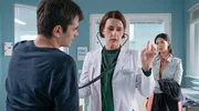 Mike Wiesinger (Anton Andreew, li.) geht es seit einem Infekt immer schlechter. Dr. Maria Weber (Annett Renneberg, mi.) versucht ihn zu untersuchen, doch Mikes Schwester Anna (Meryl Marty, re.) ist so in Sorge, dass sie jede Frage f&uuml;r ihn beantwortet und das auch dann, wenn keine gestellt wurde.