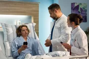 Ines Herwig (Anjorka Strechel, l.) geht es noch nicht besser. Dr. Matteo Moreau (Mike Adler, 2.v.r.) und Rebecca Krieger (Milena Straube, r.) müssen weiter nach der Ursache forschen. Ines Herwig (Anjorka Strechel, l.) geht es noch nicht besser. Dr. Matteo Moreau (Mike Adler, 2.v.r.) und Rebecca Krieger (Milena Straube, r.) müssen weiter nach der Ursache forschen.