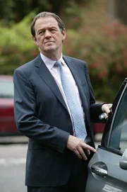 DI Robert Lewis (Kevin Whately) ist auf dem Weg, jemanden eine traurige Nachricht überbringen zu müssen. DI Robert Lewis (Kevin Whately) ist auf dem Weg, jemanden eine traurige Nachricht überbringen zu müssen.