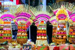 Rituelle Opfergaben f&uuml;r eine hinduistische Zeremonie im Sangeh Tempel auf Bali.