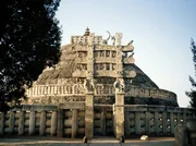 Großer Stupa/Total mit Nordtor. Großer Stupa/Total mit Nordtor.