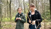 Die Asche ihres Vaters ist in einem Friedwald unter einem Baum vergraben. Mariella und Lilli besuchten den Ort schon mit dem KiKa. Die Asche ihres Vaters ist in einem Friedwald unter einem Baum vergraben. Mariella und Lilli besuchten den Ort schon mit dem KiKa.