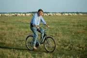 Der einzigartige Weltenbummler Michael Palin mit dem Fahrrad in der Puszta (Ungarn).