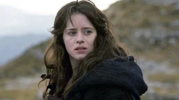 Ritter Behmen und Felson sollen ein M&auml;dchen (Claire Foy), das f&uuml;r eine Hexe gehalten wird, in ein entlegenes Kloster bringen..