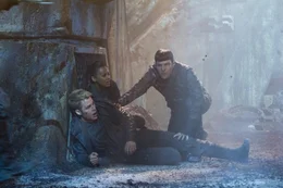 Im Visier des B&ouml;sen: (v.l.n.r.) Kirk (Chris Pine), Uhura (Zoe Saldana) und Spock (Zachary Quinto) ...