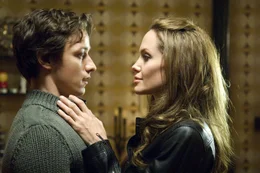 Wesley Gibson (James McAvoy), Fox (Angelina Jolie)