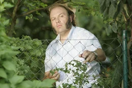 Nachbar Dehler (Waldemar Kobus) lag mit Eddy Klemm wegen der st&auml;ndigen Rasenm&auml;herei h&auml;ufig im Clinch - aber ist das schon ein Mordmotiv?; Nachbar Dehler (Waldemar Kobus) lag mit Eddy Klemm wegen der st&auml;ndigen Rasenm&auml;herei h&auml;ufig im Clinch - aber ist das schon ein Mordmotiv?