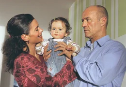 Lisa (Sandra Speichert) &uuml;bergibt ihre kleine Tochter Maya (Maya Lauterbach) vertrauensvoll an Max (Heiner Lauterbach), dem die Rolle als Babysitter zun&auml;chst Unbehagen bereitet.