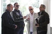 Journalist Philip Renard (Florian Fitz, r.) wird von Oberst Dirnberger (Dietrich Siegl, l.), Major Ribarski (Stefan J&uuml;rgens, M.) und Oberstleutnant Nowak (Gregor Seberg, M.) befragt, wieso er unerlaubter Weise Fotos am Tatort gemacht hat.