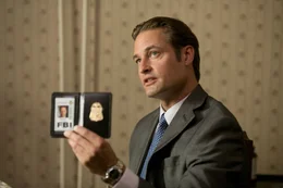 Der FBI-Agent Gamble (Josh Holloway) untersucht die Betr&uuml;gereien rund um die Technologie-Konkurrenten Wyatt und Eikon. Auch Adams Tun bleibt ihm nicht verborgen ...