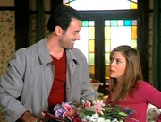 Cole (Julian McMahon, l.), der zur &Uuml;berraschung aller auftaucht, ist der einzige, der die Zeitschleife erreichen kann und rettet somit Phoebe (Alyssa Milano, r.).