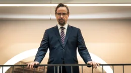 Im Haus von Doreen Pr&auml;torius betrachtet Dr. Karl-Friedrich Boerne (Jan Josef Liefers) nachdenklich den Unfallort. W&auml;hrend er &uuml;ber den t&ouml;dlichen Vorfall sinniert, w&auml;chst seine Skepsis angesichts der widerspr&uuml;chlichen Umst&auml;nde.