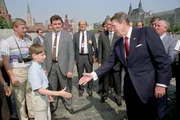 Ronald Reagan (vorne r.) gr&uuml;&szlig;t einen kleinen Jungen.