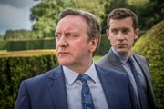 DCI John Barnaby (Neil Dudgeon, l.) und sein Assistent DS Jamie Winter (Nick Hendrix) suchen einen M&ouml;rder, der eine Braut noch auf der Hochzeitsfeier in ihrem Korsett zu Tode gequetscht hat.