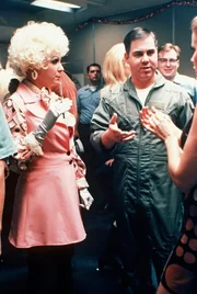 Weihnachten 1969: Phyllis Diller (Karri Turner, l.) und Lieutenant Gibson (Patrick Labyorteaux, r.) w&auml;hrend einer Show von Bob Hope.