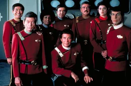 Die Crew der Enterprise: (hinten v.l.n.r.) Cmdr. Sulu (George Takei), Cmdr. McCoy (DeForest Kelley), Cmdr. Uhura (Nichelle Nichols), Cmdr. Chekov (Walter Koenig), Cmdr. "Scotty" Scott (James Doohan), Saavik (Kirstie Alley) und Adm. James T. Kirk (William Shatner, vorne M.)