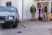 Ein völlig demolierter PKW vorm dem Haus des Toten. Hat dieser Anschlag etwas mit dem Mord an Achim Wiegand zu tun? Auch Tamara Sailer (Cornelia von Fürstenber, M.) ist entsetzt. (Michael Brandner als Reimund Girwidz, l.; Christian Tramitz als Franz Hubert, r.) Ein völlig demolierter PKW vorm dem Haus des Toten. Hat dieser Anschlag etwas mit dem Mord an Achim Wiegand zu tun? Auch Tamara Sailer (Cornelia von Fürstenber, M.) ist entsetzt. (Michael Brandner als Reimund Girwidz, l.; Christian Tramitz als Franz Hubert, r.)