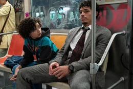 Kris Diaz (Dean Scott Vasquez, l.); Noah Diaz (Anthony Ramos, r.)