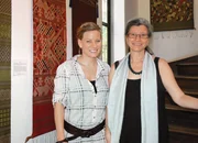 SF unterwegs - Laos Moderatorin Andrea Jansen mit Carol Cassidy von Lao Textiles