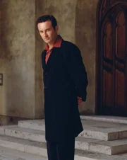(4. Staffel) - Cole (Julian McMahon) wird immer wieder von der Quelle des B&ouml;sen in Versuchung gef&uuml;hrt. Bleibt zu hoffen, dass es ihm gelingt, der Versuchung zu widerstehen ...
