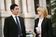Rush (Kathryn Morris, r.) hat den Schuss des Geiselnehmers &uuml;berlebt und erscheint wieder zum Dienst. Scott (Danny Pino, l.) freut dar&uuml;ber ..