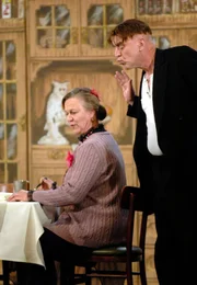 Graupensuppe mit Kirschlik&ouml;r: Butler Jakob (Thomas Rech) serviert Omma Sofie (Silke Volkner) ein schmackhaftes Vier-G&auml;nge-Men&uuml;.