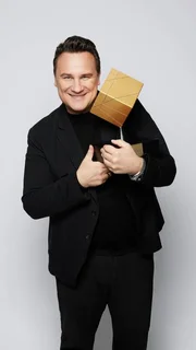 Guido Maria Kretschmer mit dem "Deko Queen" Pokal.
