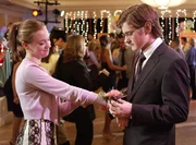 Susan h&auml;lt ihre Tochter Julie f&uuml;r das perfekte Kind, doch als sie Julie (Andrea Bowen, l.) mit Zach (Cody Kasch, r.) beim K&uuml;ssen erwischt, muss sie erkennen, dass auch ihr Kind nicht vollkommen ist ...