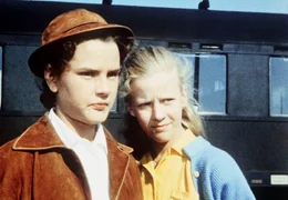 Dick (Anglika Meissner) und ihre Schwester Dali (Heidi Br&uuml;hl, re.) holen ihren arroganten Cousin Ethelbert (Matthias Fuchs) vom Bahnhof ab.