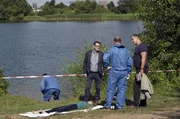Am Ufer der Trave wurde eine Frauenleiche (Lisa Karlstr&ouml;m, liegend) aufgefunden. Lars Englen (Ingo Naujoks, l.), Dr. Strahl (Christoph Tomanek, M.) und Finn Kiesewetter (Sven Martinek, r.) besprechen erste Eindr&uuml;cke am Tatort.