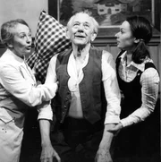 Der Gro&szlig;vater (Ludwig Schmid-Wildy, Mitte) soll sich wie im Himmel f&uuml;hlen. Nanni Haslinger (Erni Singerl, links) und ihre Tochter Ev (Yvonne Brosch) wollen es ihm recht gem&uuml;tlich machen. Frau Nanni tut es aus Berechnung, Ev hat den Gro&szlig;vater wirklich gern.